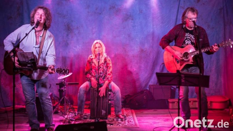 Das Akustik-Trio &quot;Jara Milo&quot; gestaltet die erste Serenade am Dienstag, 13. Juli, um 19 Uhr auf der Rathaus-Piazza. Bild: Jara Milo/exb