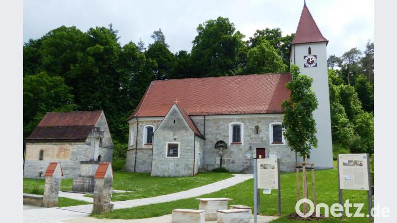 Die Kirche St. Martin in Pfaffenhofen mit ihrem Karner: Der Innenraum des Gotteshauses ist vom Holzwurm befallen. Bild: jp