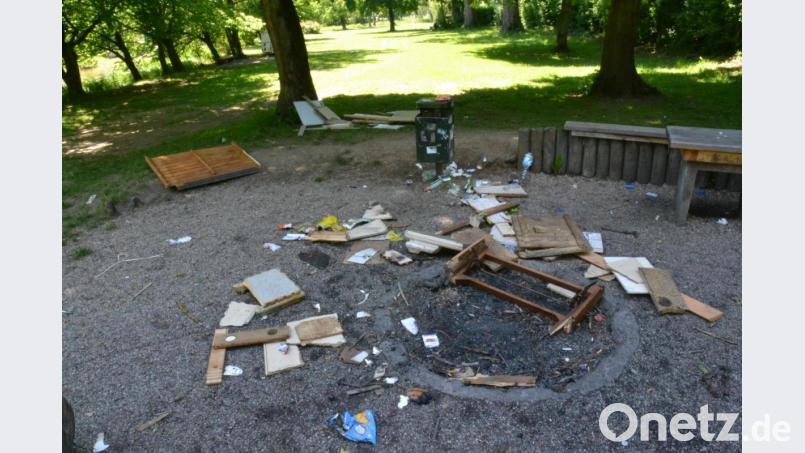 Speisereste und viel Müll – die Hinterlassenschaft von Feierwütigen. In Facebook wird davor gewarnt, dort Hunde laufen zu lassen. Sie könnten Vergiftetes fressen. Bild: hcz