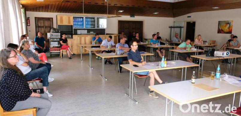 Zum Mobilfunkausbau gibt es viele Fragen. Der Saal des Gemeindezentrums Vorbach war deshalb bei der Gemeinderatssitzung mit Besuchern gut gefüllt. Bild: do