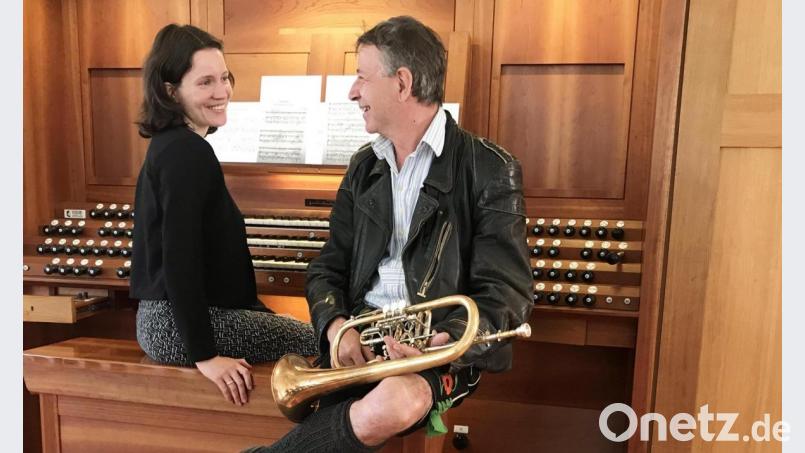 Von wegen Stofferl Well ist nur auf Bajuwarisch eingeschossen. Der studierte Orchestermusiker huldigt mit Organistin Anna-Magdalena Bukreev Max Reger in der Michaelskirche. Bild: Bayerisches Fernsehen