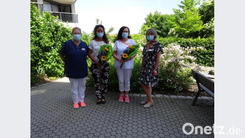 Über den Erfolg bei der Weiterbildung freuen sich (von links) Pflegedienstleiterin Gabriele Eckl, Ulrike Bauer, Yaroslava Khotenok und die Leiterin das Caritas-Haus St. Barbara, Marina Fink. Bild: Inge Neiswirth/exb