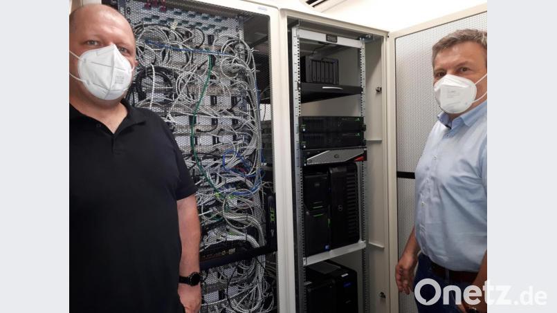 Holger Zeitler (links) von der IT-Abteilung im Rathaus Waldsassen, zusammen mit Verwaltungs-Geschäftsführer Martin Rosner im Serverraum. Bild: pz