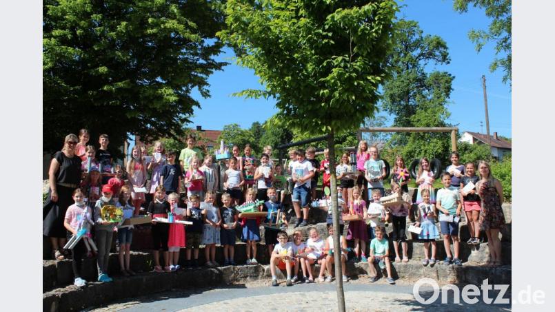 Um die 50 Grundschülerinnen und -schüler beteiligten sich am „schulinternen Wettbewerb gegen Langeweile zu Hause“. Sie präsentieren ihre Kunstwerke bei einer Ausstellung in der Schule. Bild: cs