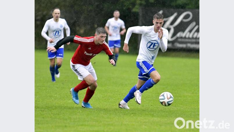 Der SV 08 Auerbach geht als Titelverteidiger in den Toto-Pokal-Wettbewerb auf Kreisebene. Im Finale besiegte der Kreisligist den Bezirksligisten SV Etzenricht mit 3:0. Mann des Tages war der Auerbacher Doppeltorschütze Marcel Meyer (rechts). Archivbild: Hubert Ziegler