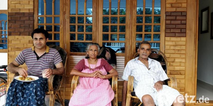 Pater Binu Kureekattil (links) macht sich Sorgen um seine Eltern. Ein täglicher Anruf kann einen Besuch in seinem Heimatland Indien nicht ersetzen. Dazu kommt die Sorge über eine Ansteckung mit dem dort massiv grassierenden Coronavirus. Bild: Biju Kureekattil/exb