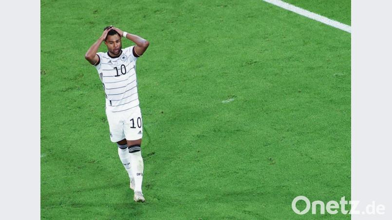 Serge Gnabry fasst sich nach einer vergebenen Chance an den Kopf. Bild: Christian Charisius