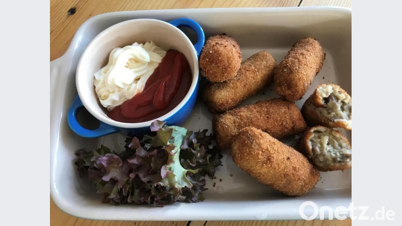 Das Ragout mit Rindfleisch wird kalt zu Röllchen geformt, anschließend paniert und frittiert. Dazu essen die Holländer Pommes frites. Zum Stippen gibt es bei OWZ-Küchenchef Michael Schiffer hier Mayonnaise und Ketchup. Bild: Michael Schiffer