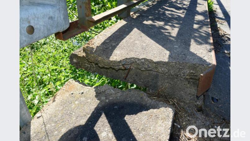 Der "Mini-Gehweg" über Pfreimdbrücke zwischen Lohma und Isgier sieht wirklich desolat aus. Bild: bey
