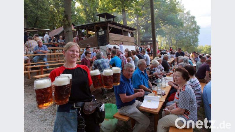 Bratwürste und Bier locken in der Festwoche Ende Juli traditionell Tausende Besucher auf den Annaberg. Wegen Corona muss der weltliche Teil des Festes 2021 aber erneut ausfallen. Bild: Bernd Müller/exb