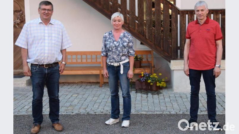 Vorsitzendender Peter Braun (links) und sein Stellvertreter Josef Auer vereidigen Karin Auer als neue Verbandrätin. Bild: bö