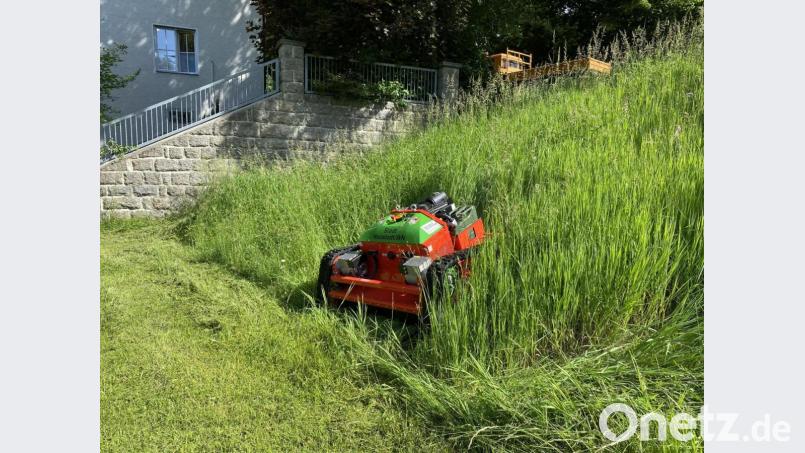 Die Neuanschaffung: Der Hangmäher der Stadt Neustadt mit rund 24 PS. Bild: Stadt Neustadt/WN/ exb