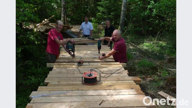 Revierförster Martin Gottsche (Zweiter von links) informiert Bürgermeister Marcus Gradl über den Fortgang der Bauarbeiten am neuen Holzsteg am Großen Rußweiher. Bild: rn