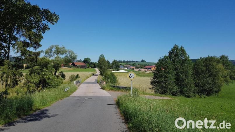 Die sehr schadhafte Pfreimdbrücke zwischen den Ortschaften Isgier und Lohma wird abgebrochen und durch den Markt Moosbach und die Stadt Pleystein durch einen Neubau ersetzt. Bild: gi