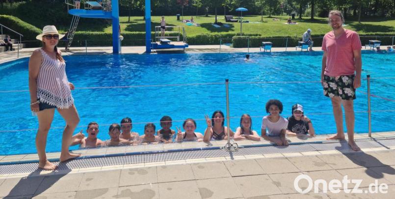 Die nasse Klasse: Die Lehrer Susanne Greim und Patrick Fuchs bitten ihre Schüler. zum Unterricht ins Wasser. Bild: sne