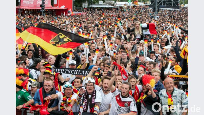 Fußball-Euphorie gab es bei früheren Meisterschaften auch im Landkreis Schwandorf. Bei dieser EM hält sie sich hier bisher in Grenzen, die Möglichkeiten sind auch begrenzt: Public Viewing, wie hier während der WM 2018 in Berlin, gibt es in der Region noch kaum bis gar nicht. Symbolbild: Jens Büttner