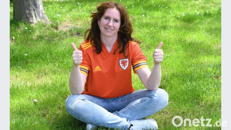 Regina Kummer schlüpfte in das ihrer Meinung nach schönste EM-Trikot: jenes, der walisischen Nationalmannschaft. Bild: Gabi Schönberger