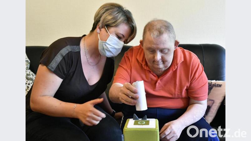 Bewohner Jürgen Lautenschlager platziert eine der Figuren auf der Tonies-Box. Wohnstätten-Mitarbeiterin Caroline Pirner blickt ihm über die Schulter. Bild: Petra Hartl