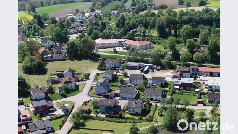 Am unteren Bildrand ist die Abgrenzung des zur Bebauung vorgesehenen Grundstückes zum Kinderspielplatz zu erkennen. Südlich bilden die Hecken der Grundstücke in der Leuchtenbergerstraße die Abgrenzung. Rechts das Gillitzer-Anwesen. Das westliche gelegene trapezförmige Grundstück (von Bäumen eingerahmt) soll in den Bebauungsplan &quot;Herrenpoint&quot; eingefügt werden. Bild: bey