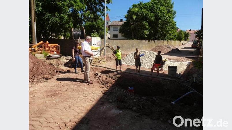 Beim Jourfix auf dem Baustellen-Schwerpunkt in Kaltenbrunn (von links) Christine Pschorn, Bürgermeister Ludwig Biller, Markus Schieder Michael Wenning vom Ingenieurbüro König und Baustellenleiter Andreas Völkl. Bild: bk