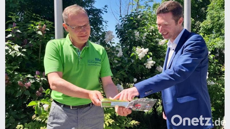 Geschäftsführer Ferdinand Reb (links) und Landrat Florian Wiedemann, Vorsitzender der Tourismuszentrale Fichtelgebirge, haben einiges vor. Bild: gis