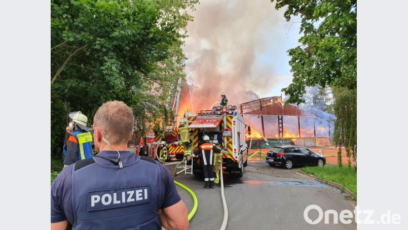 Lichterloh stand die gesamte Tennishalle am Dienstagabend in Flammen. Bild: fph