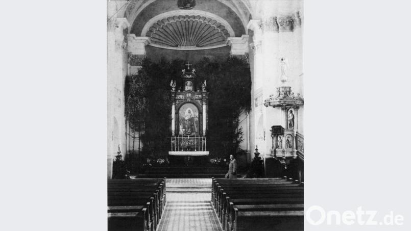Das Innere der 1888 renovierten Kirche, damals noch mit Kanzel. Auf dem Altarbild der Hl. Josef. Bild:  Stadtarchiv Amberg