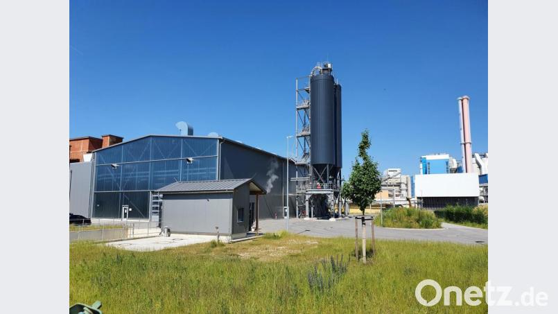 Die Klärschlammtrocknungsanlage (links) neben dem Müllkraftwerk (im Hintergrund) läuft langsam besser. Während des Betriebs tauchen noch technische Probleme auf, die aber laut ZTKS-Geschäftsführer Thomas Knoll beherrschbar sind. Bild: Hösamer