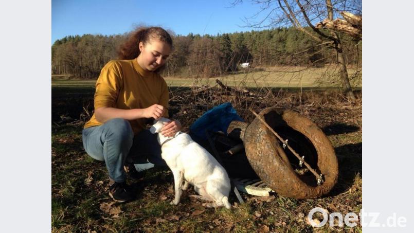 Svenja Teich und Hund Loli mit einigen Funden aus der Müllsammelaktion im Speckbach. Bild: Gertrud Burger/exb