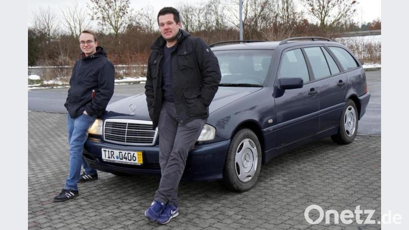 Fabian Weinberger (links) und Andreas Gärtner wollen mit dem blauen, 23 Jahre alten Mercedes einmal rund um die Ostsee. Bild: Armin Eger