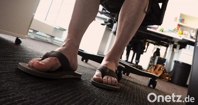 Ab einer Temperatur von 30 Grad muss der Arbeitgeber weitere wirksame Maßnahmen ergreifen, wie zum Beispiel Lockerungen der Bekleidungsregeln. Symbolbild: Mascha Brichta/dpa