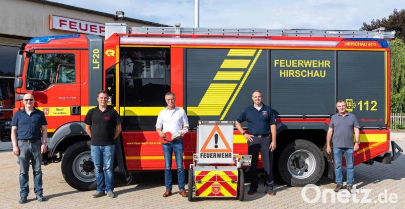 Das neue Löschfahrzeug LF 20 trifft auf dem Hof der Feuerwehr Hirschau an der Höllriegelstraße ein (von links): stellvertretender Vorsitzender Thomas Maier, Vize-Kommandant Claus Meyer, Bürgermeister Hermann Falk, Kommandant Sebastian Jasinsky und Vorsitzender Michael Schuminetz. Bild: u