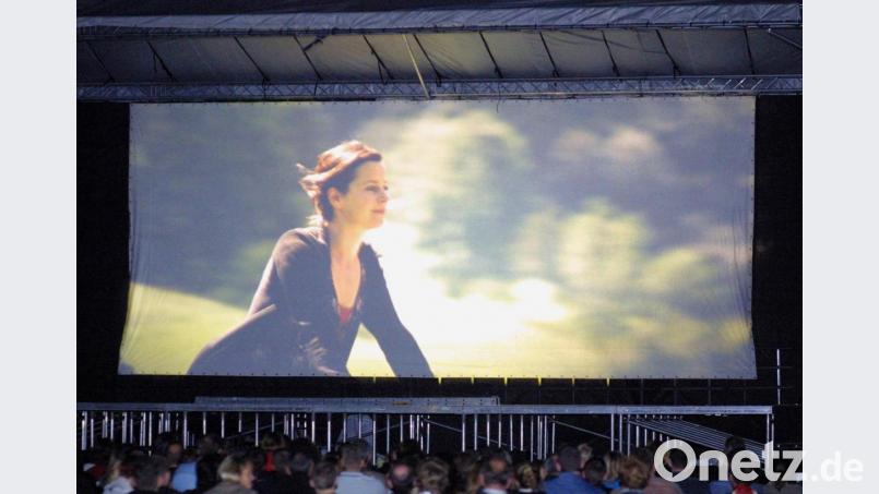 Auf einer 8 mal 16 Meter großen Leinwand – hier ein Archivbild – werden bei den vierten Schwandorfer Kino-Open-Air-Tagen 25 Filme laufen, vom Dokumentarfilm über die Komödie bis zum Action-Thriller. Archivbild: Hirsch