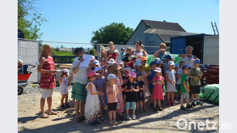 Die ebenfalls zum Richtfest geladenen Mädchen und Buben des Kindergartens Birkenweg sowie das Personal fiebern dem Tag des Einzug entgegen. Bild: ak