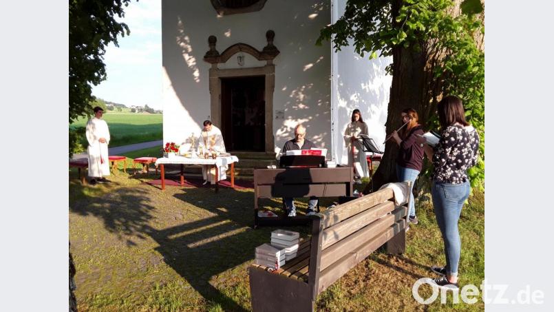 Pfarrer Amschl mit den Musikern vor der Kirche. Bild: Alois Kellner/exb
