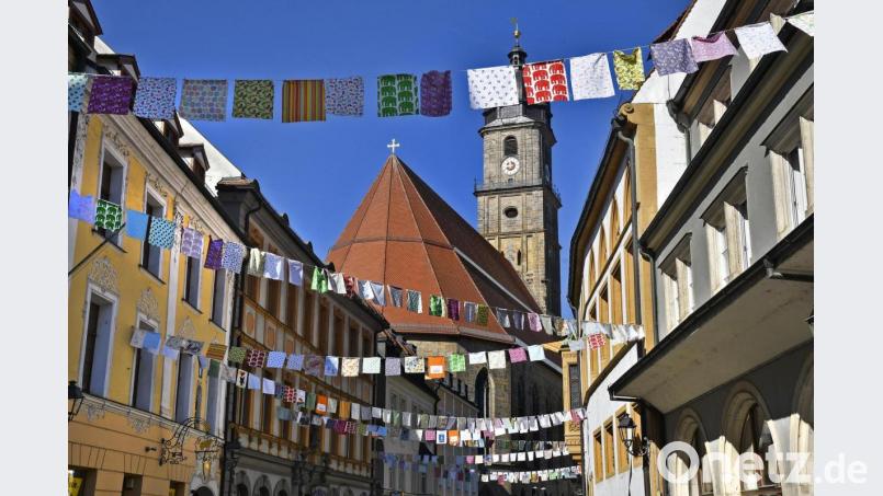 Die Wimpelketten in der Amberger Fußgängerzone haben jetzt noch einmal Zuwachs bekommen: Unter Regie des Stadtmarketingvereins wurden noch weitere Ketten mit bunten Stoffstücken in der Rathaus- und dem oberen Teil der Georgenstraße aufgehängt. Bild: Petra Hartl