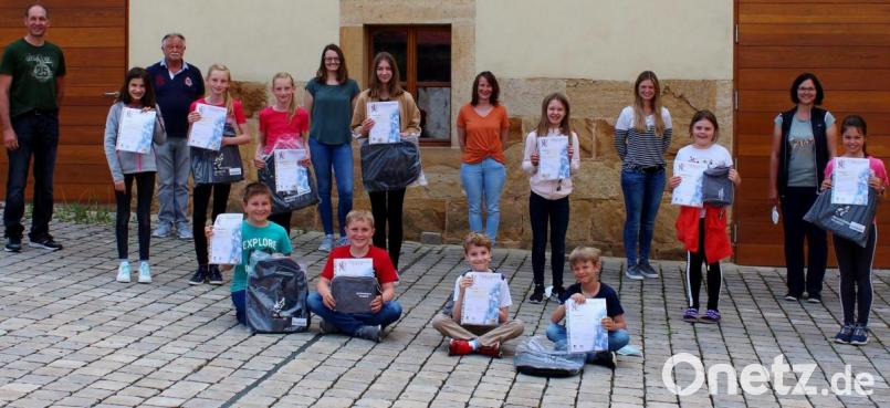 Die erfolgreichen Absolventen des Musikvereins Vilseck mit den Ausbildern und Prüfern (hintere Reihe, von links) Christian Winklmann, Hermann Hänsch, Marina Wiesnet, Manuela Fehlner, Stefanie Grädler und Anja Hierl. Bild: kari
