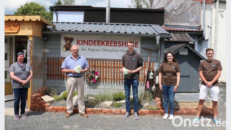 Mit 1000 Euro unterstützt die KLJB Schlammersdorf die Kinderkrebshilfe in der Region Oberpfalz-Nord e. V. Vorsitzender Herbert Putzer (Zweiter von links) nimmt die Spende von Oliver Schneider, Saskia Distler und Lukas Heindl entgegen. Von links: Monika Pregler (Dekohäusl), Herbert Putzer, Oliver Schneider, Saskia Distler und Lukas Heindl Bild: rpp