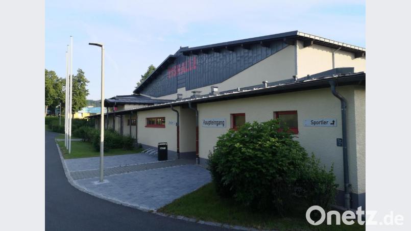 Die kürzlich aufgeflammte Diskussion um die Sanierung der Mitterteicher Eishalle ging in dieser Woche im Stadtrat weiter. Bild: lnz