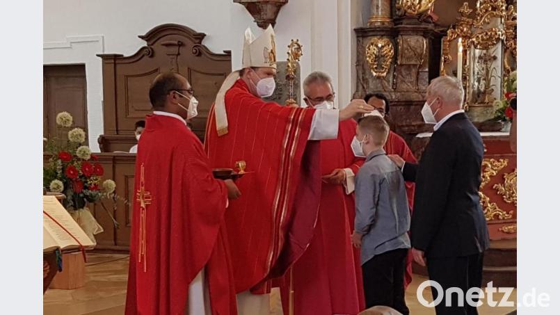 29 Kinder empfangen in Vilseck durch Weihbischof Josef Graf das Sakrament der Firmung. Ihm zur Seite stehen (von links): Pfarrvikar Pater Jimmy Joseph, Diakon Dieter Gerstacker und Stadtpfarrer Pater Robin Xavier. Bild: rha