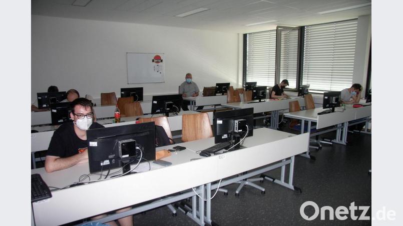 Die Masken- und Abstandspflicht gilt auch bei den Abschlussprüfungen am IT-Campus am Staatlichen Berufsschulzentrum in Wiesau. Bild: wro