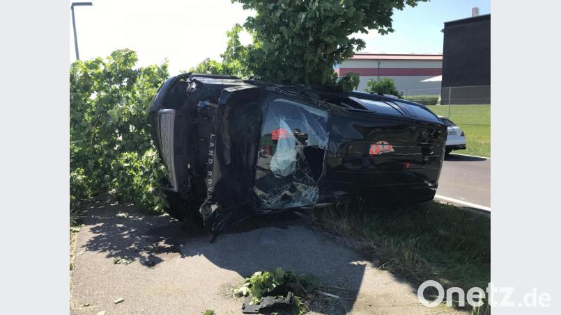 Die Fahrerin des SUV wurde zwischen Ursensollen und Hohenkemnath schwer verletzt geborgen und ins Krankenhaus gebracht. Bild: Polizeiinspektion Amberg