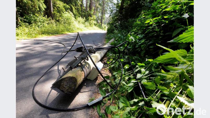 Der umgerissene Telefonleitungs-Masten bei Grund. Bild: Stephan Huber