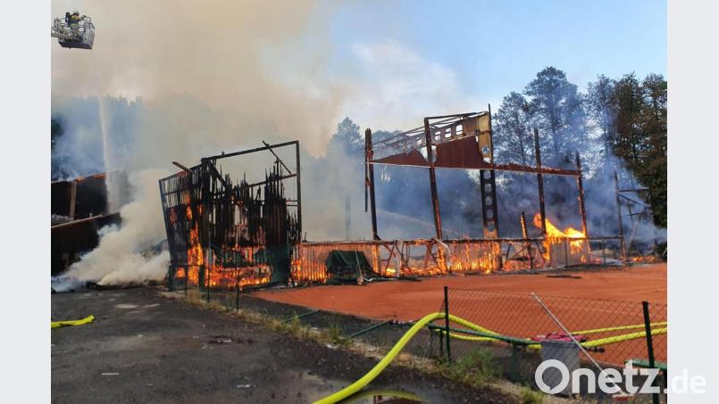 Nach einem Brand in einer Tennisanlage in Marktredwitz summiert sich der Schaden auf mehrere Millionen Euro. Bild: fph