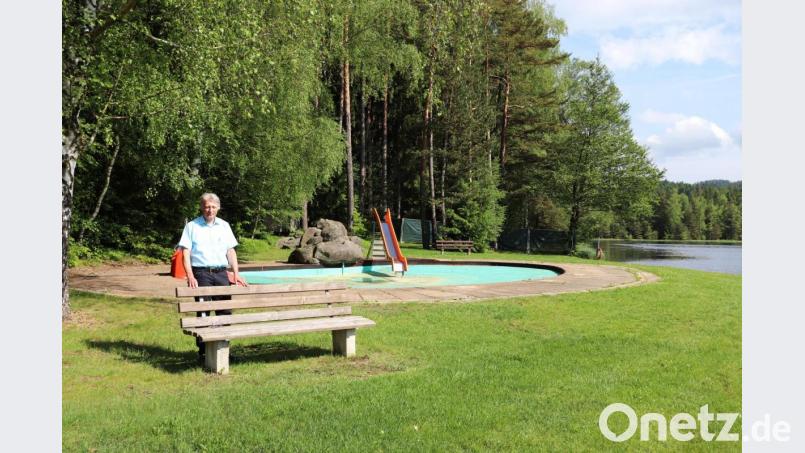 Bürgermeister Lothar Müller ist glücklich über die Lösung, die für die Weiher-Öffnung gefunden wurde. Ab Freitag, 25. Juni, um 10 Uhr beginnt der Badebetrieb. Auch das Kinderbecken mit Rutsche im Hintergrund ist dann wieder in Betrieb. Bild: flt