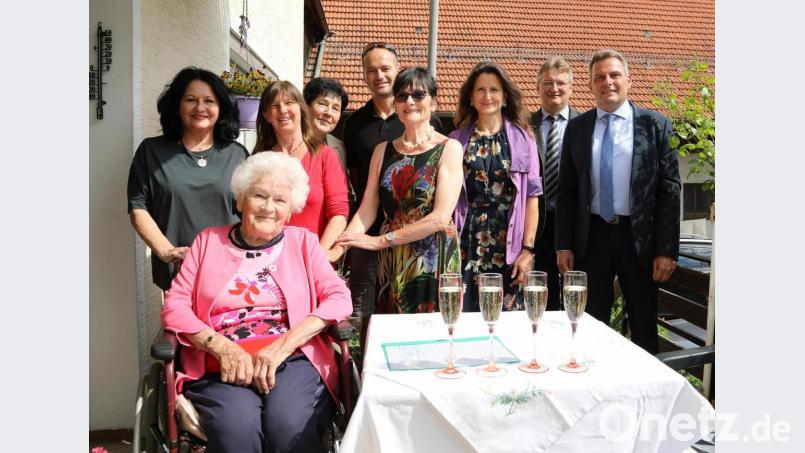 Maria Lobinger konnte im Kreis der Familie den 102. Geburtstag feiern. Erster Bürgermeister Norbert Eckl und Dritter Bürgermeister Adolf Hammer (beide rechts im Bild und geimpft) gratulierten namens der Gemeinde Teunz. Bild: akp