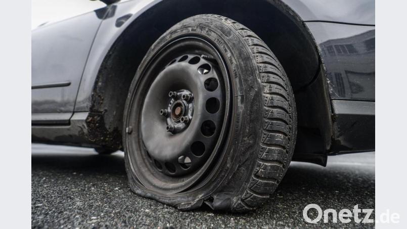 An einem Auto zerstach ein Unbekannter in Vilseck alle vier Reifen. Symbolbild: Armin Weigel/dpa