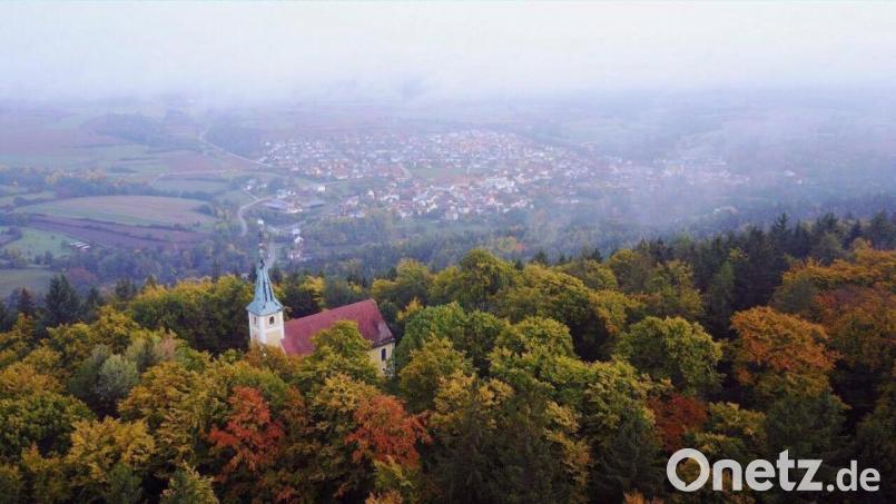 605 Meter ist der Johannisberg hoch. Oben steht die Wallfahrtskirche St. Johann, unten (im Hintergrund) liegt Freudenberg. Bild: gri