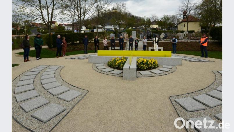 Die Segnung der neuen Urnengrabanlage ist noch nicht lange her. Jetzt geht es im Marktgemeinderat um eine Erhöhung der Friedhofsgebühren. Archivbild: bey