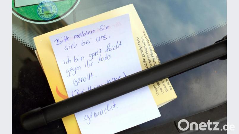 Ein Parkrempler ist schnell passiert. Die Polizei empfiehlt, immer die Beamten zu rufen, wenn der Besitzer des anderen Wagens nicht da ist. Nur einen Zettel zu hinterlassen, ist zu wenig. Symbolbild: Jens Wolf/dpa